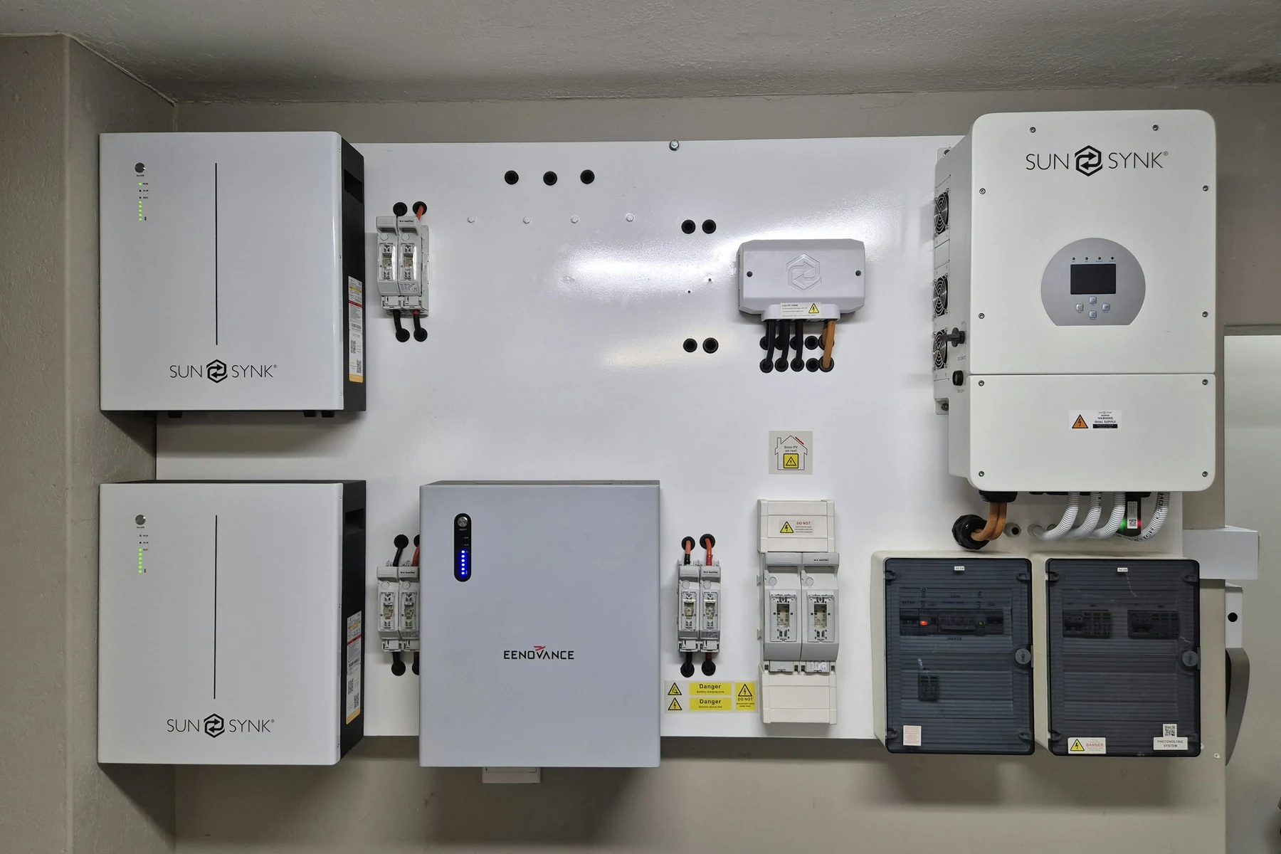 Batteries murales, onduleur et protections d'une installation solaire avec stockage