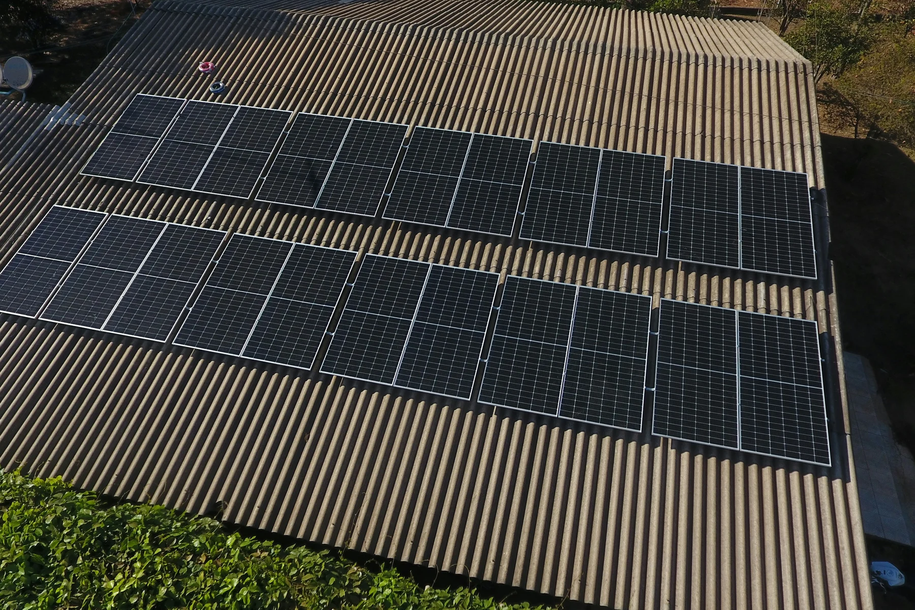 Vue aérienne de panneaux photovoltaïques installés sur une grande toiture