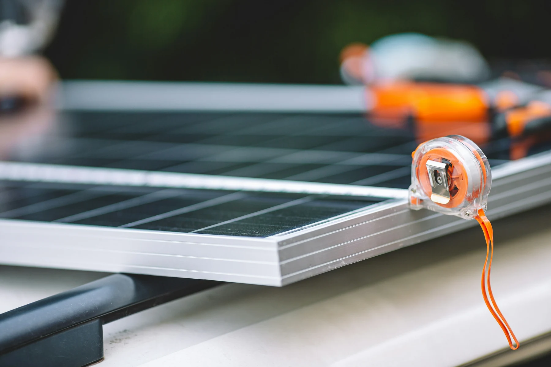 Mètre ruban utilisé pour contrôler les dimensions d'un module photovoltaïque