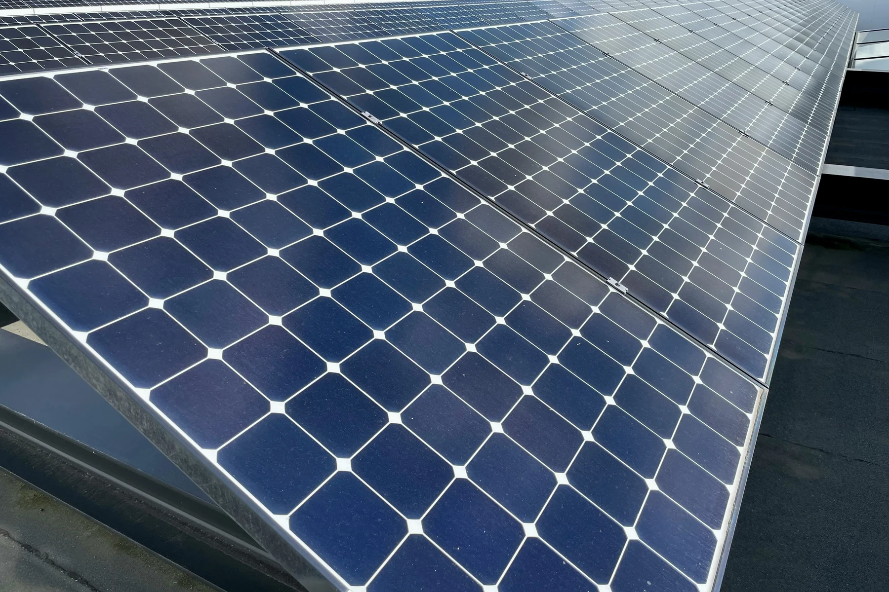 Gros plan sur les cellules et le cadre métallique d'un panneau photovoltaïque